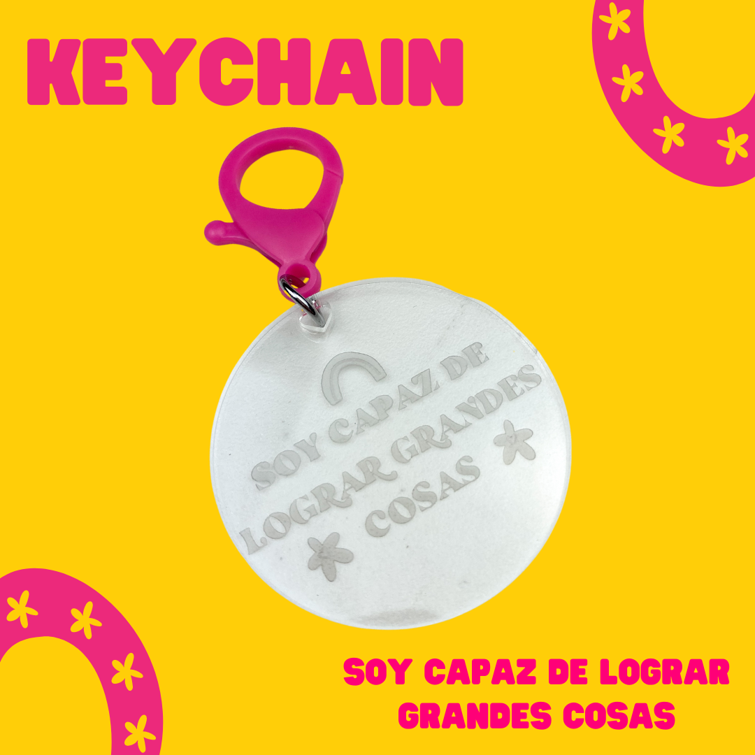 llavero clear con hook rosa con grabado que dice "soy capaz de lograr grandes cosas"