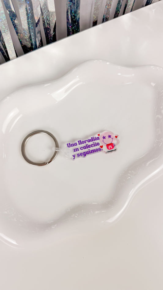 "Una lloraita, un cafecito y seguimos" Keychain