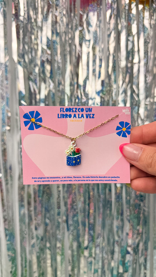 FLOREZCO UN LIBRO A LA VEZ NECKLACE